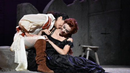 Рафаела Лупиначи и Леонор Бонила в ролите на Ромео и Жулиета в спектакъла от програмата на 44-тия фестивал на „Вале д`Итрия“.