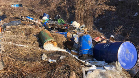 Токсичните отпадъци, изхвърлени в района на гара Яна.