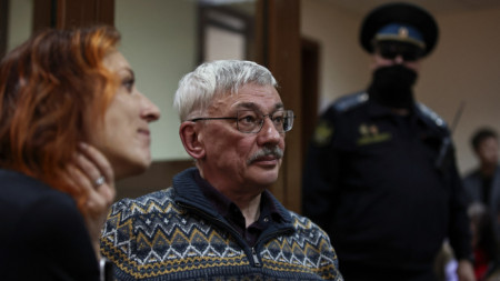 Олег Орлов в съдебната зала с адвокатката си, 27 февруари 2024 г.