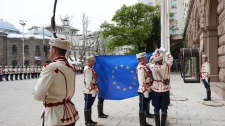 Гвардейци издигнаха знамето на ЕС в Деня на Европа