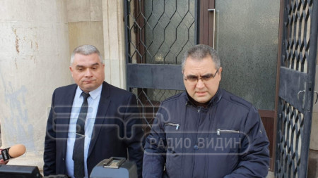 Окръжният прокурор Владимир Сираков (вдясно) и началникът на Районно управление на МВР във Враца комисар Димитър Шейнов дадоха брифинг по случая.