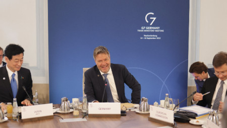 Германският министър по икономическите въпроси и действията за климата Робърт Хабек (в центъра) води среща на министрите и представителите на търговията на страните от Г-7, Нойхарденберг, Германия, 15 септември 2022 г.