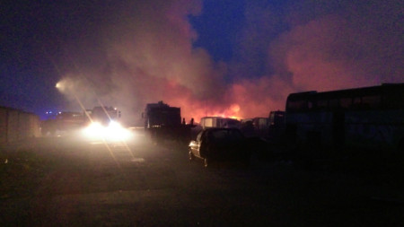 Пожар в депо за стари автомобили на изхода на Ямбол гори от 15 часа следобед. 