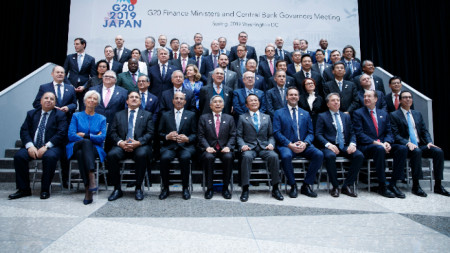„Семейна“ снимка на финансовите министри и банкерите от групата Г-20 във Вашингтон.
