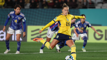 Ангелдал вкарва от дузпа втория гол за Швеция.