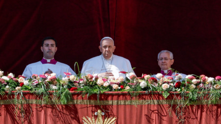 Папа Франциск дава благословията Urbi et Orbi след Великденската литургия на площад 