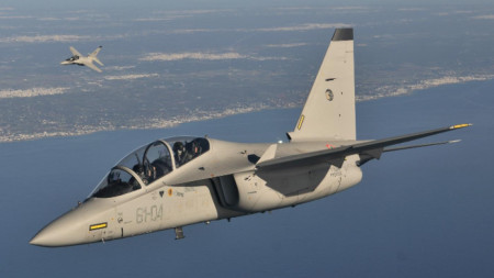 Сделката включва доставка на 10 учебни самолета М-346 и създаване на учебен център на гръцките ВВС.