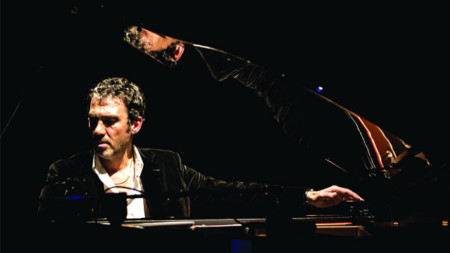 Даниеле ди Буонавентура е широко известен с бандонеона си, но в последния си албум свири на пиано