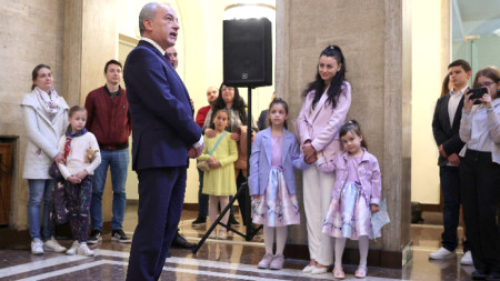 Премиерът Гълъб Донев говори пред посетители на Министерския съвет в Деня на отворени врати.