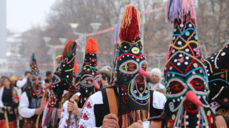 Над 7500 участници дефилират на 28-ия международен фестивал „Сурва“ в Перник.