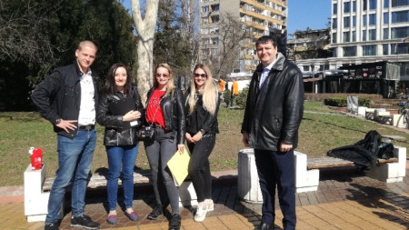 Активисти на младежката организация на БСП в София, събиращи подписи с искане за повече места в детските ясли и градини.