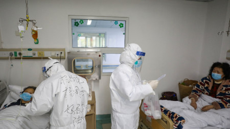 Лекари помагат на заразени с новия коронавирус в болница в Ухан