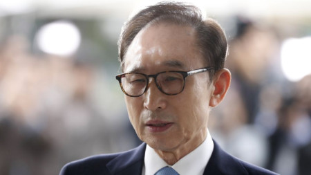 Експрезидентът И Мюн-бак говори пред медии, преди да влезе за разпит в съд в Сеул през март 2018 г.