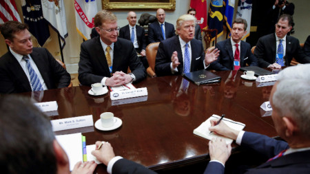 Среща между Илон Мъск (най-вляво) и Донлад Тръмп (третият отляво надясно) в Белия дом във Вашингтон, 23 януари 2017