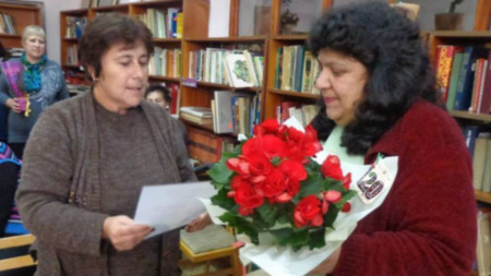 Богдана Сиракова приема поздравления за 120 години от създаването на Библиотеката при НЧ