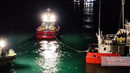 Започна операцията по изваждане на заседналия в скалите на Камен