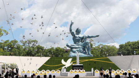 Пускат гълъби във въздуха в Парка на мира в Нагасаки на церемонията, отбелязваща 76-ата годишнина от атомната бомбардировка над града.