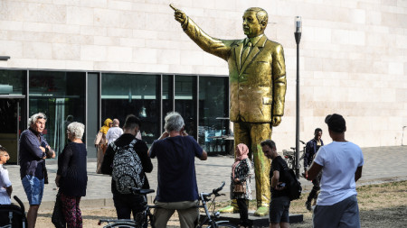 Златната статуя на турския президент Реджеп Ердоган бе издигната на централния площад във Висбаден като част от биенале в града.