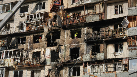 Щети по сграда от руска атака над Киев, 14 ноември 2025 г. 
