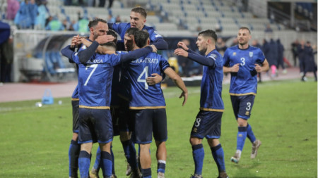 Футболистите на Косово празнуват гола на Рашица (№7).
