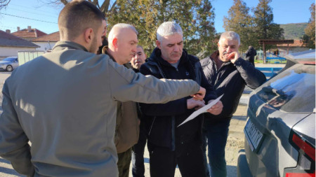 Тази сутрин екипите си разпределиха терените, които ще обхождат в търсенето на 13-годишното момче.