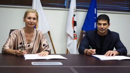 Георги Иванов и Гергана Данова при подписването на договора.