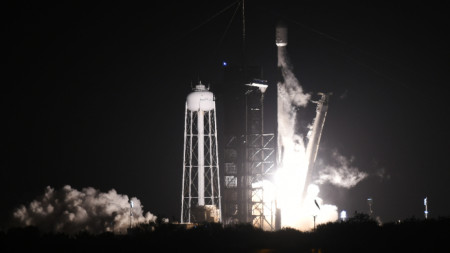Изстрелване на ракетата на SpaceX с лунната мисия на Intuitive Machines