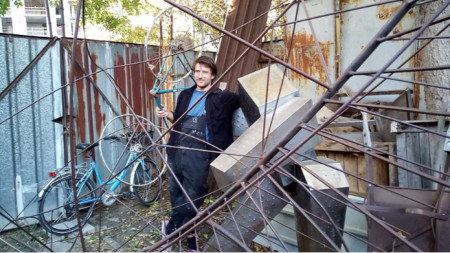 Мартиан Табаков в двора на Студио „Белка“ поправя велосипеда, на който ще свири довечера в зала „Сингълс“