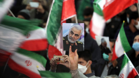 Демонстрант държи снимка на убития преди 2 години от US дрон ген. Касем Солеймани на бдение в Техеран