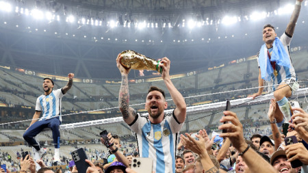 Лионел Меси вдига трофея, празнувайки със съотборници и фенове, след като отборът на Аржентина спечели Световното първенство по футбол 2022, Катар, 18 декември 2022 г.