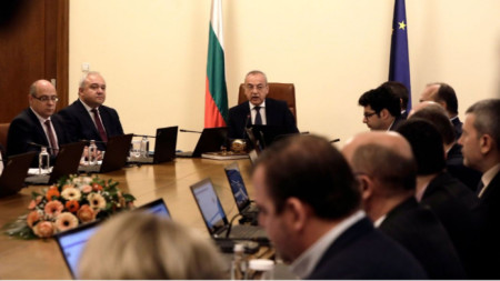 Prime Minister Galab Donev (center) at the Council of Ministers' weekly meeting, Sofia, March 22, 2023.