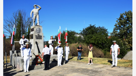 Честване на 141 от създаването на ВМС в Русе пред Паметника на моряка