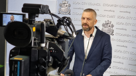 Благовест Георгиев прави изявление преди заседанието на Столичния общински съвет (СОС) на 27 юни 2024 г.