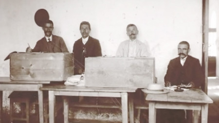 Wahllokal in den 20er Jahren des 20. Jahrhunderts
