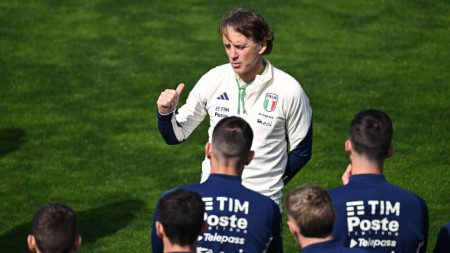 Манчини дава наставления на последната тренировка на Италия.