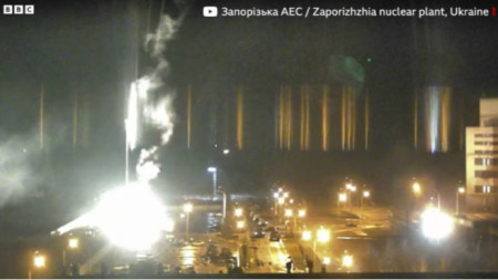 Кадър от видео на Би Би Си,, разпространено от Би Би Си, за пожар на територията на АЕЦ „Запорожие“ след руски обстрел