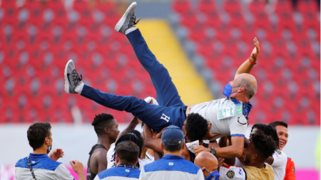 Футболистите на Хондурас подхвърлят във въздуха селекционера Мигел Фалеро.