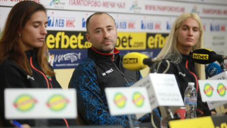 Стефани Стоева, Михаил Попов и Габриела Стоева (от ляво на дясно) по време на пресконеренцията.