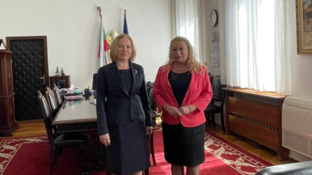 Правосъдният министър Надежда Йорданова и водещата Анелия Торошанова (от ляво надясно)