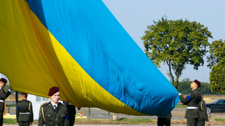 Украински войници от Почетната гвардия издигат национален флаг в Одеса, Украйна, 23 август 2022 г.