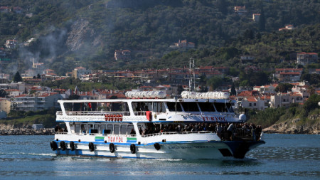 Ферибот, превозващ турски туристи, пристига в пристанището на остров Лесбос, Гърция, април 2024 г.