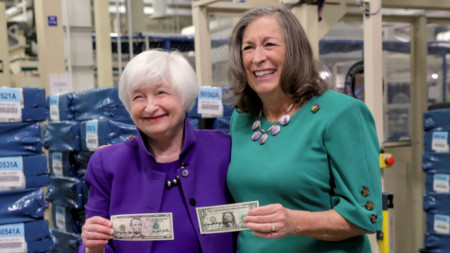 Всъщност на банкнотите има подписи на две жени - на министъра на финансите Джанет Йелън (вляво) и на ковчежника Мерилин Малерба