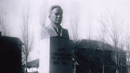 Старият паметник на д-р Страшимир Дочков, разрушен през 1944 година