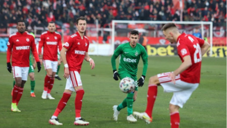 Лудогорец и ЦСКА София са домакини днес.
