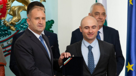Президентът Румен Радев връчва наградата на името на Джон Атанасов 