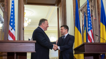 Майк Помпейо (вляво) даде съвместна пресконференция с украинския президент Володимир Зеленски.