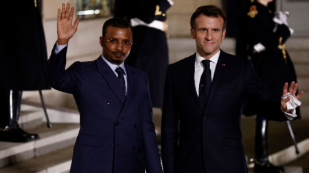 Президентът на Чад Деби Итно (вляво) с президента на Франция Еманюел Макрон - Елисейския дворец, Париж, 16 февруари 2022
