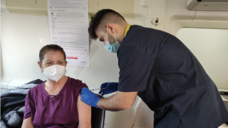 Изнесен ваксинационен кабинет на РЗИ започна работа на пазара в