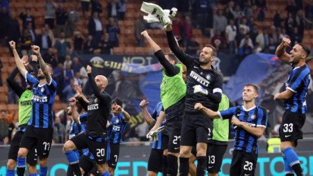 Футболистите на Интер ликуват, след като победиха Лацио