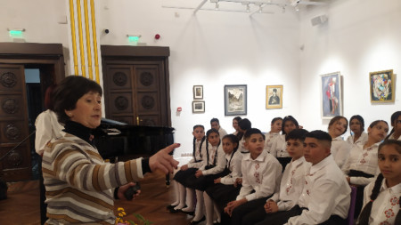 Маестра Венеция Караманова на репетицията с децата от 75-о училище